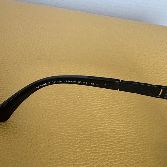 CHANEL Elegant Black Sunglasses